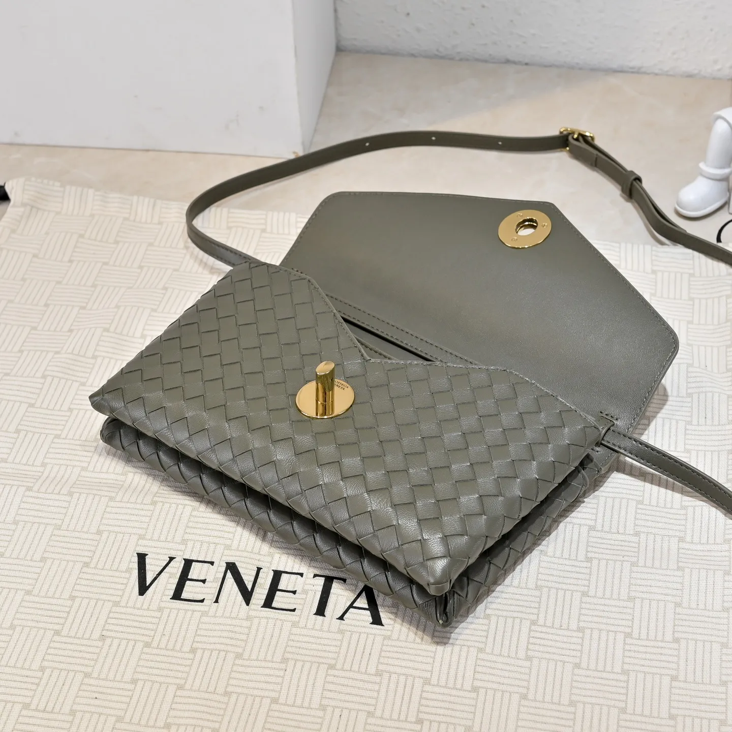 Batch 1660 #Bv new Knot Lock crossbody bag 🎈2025 early spring kont lock new series is hot on the market 🔥The brand's classic weaving process, with kont's metal rotating buttons, are exquisite and eye-catching, which is a luxurious embellishment of details. The upper body is elegant and elegant, with internal double compartments + card slots + back compartment. Super versatile, multiple carrying methods, detachable shoulder strap, portable/shoulder/cross-body, retro and fashionable, easy to carry with exquisite old-line style🫴 Model: 7191 Size: 25x16x5.5